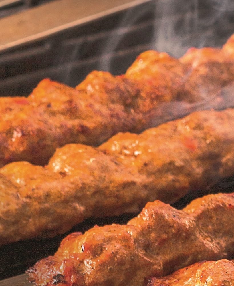 Brochetas de carne picada sobre la parrilla