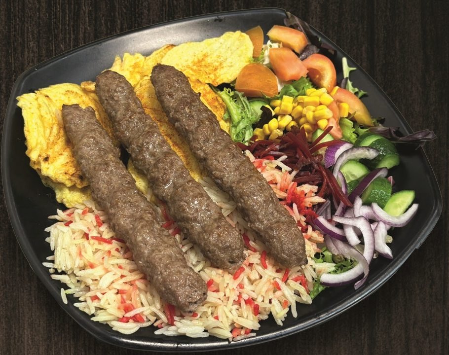Plato de brochetas de carne picada con arroz y ensalada