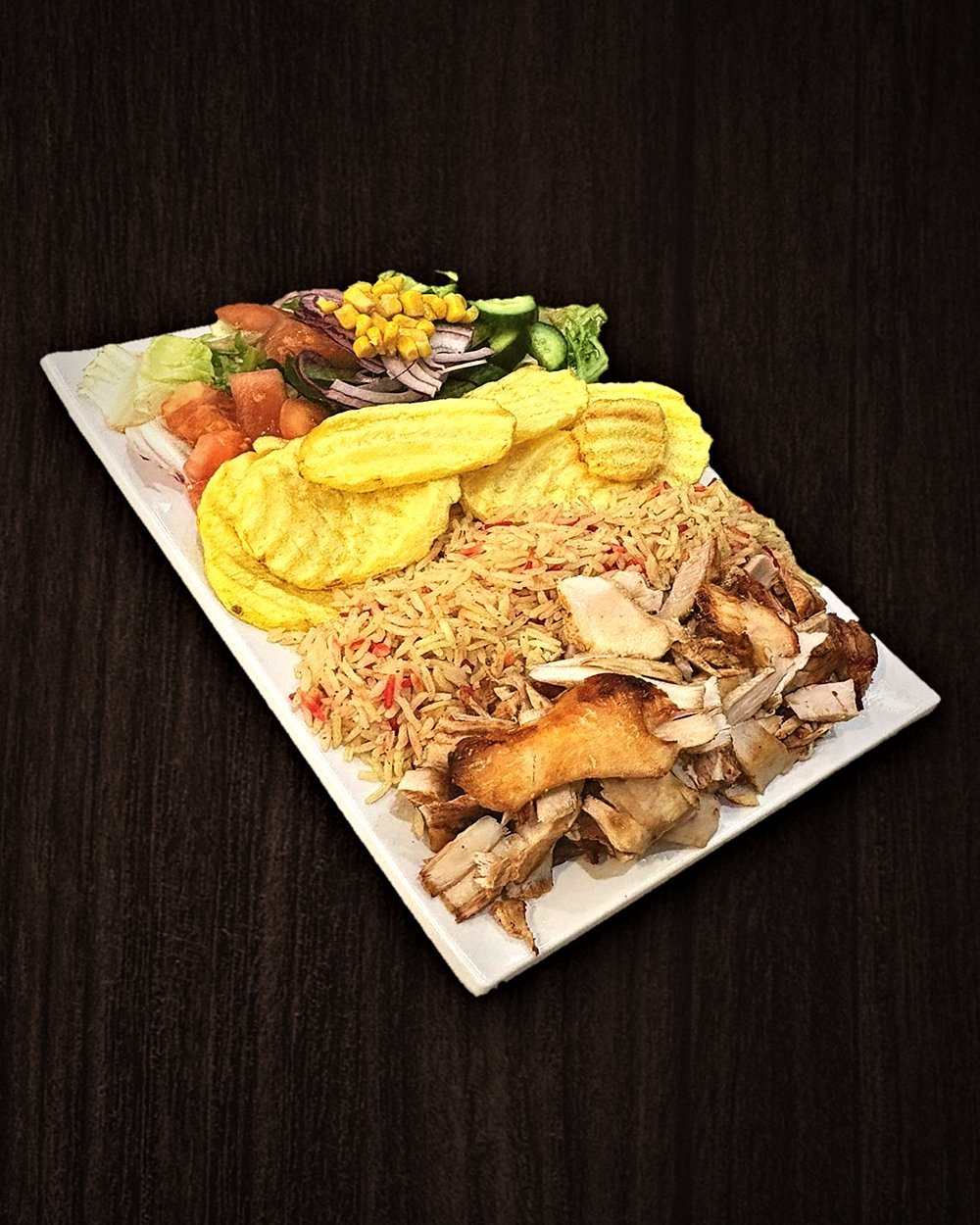 Plato de shawarma de pollo con arroz, patatas y ensalada