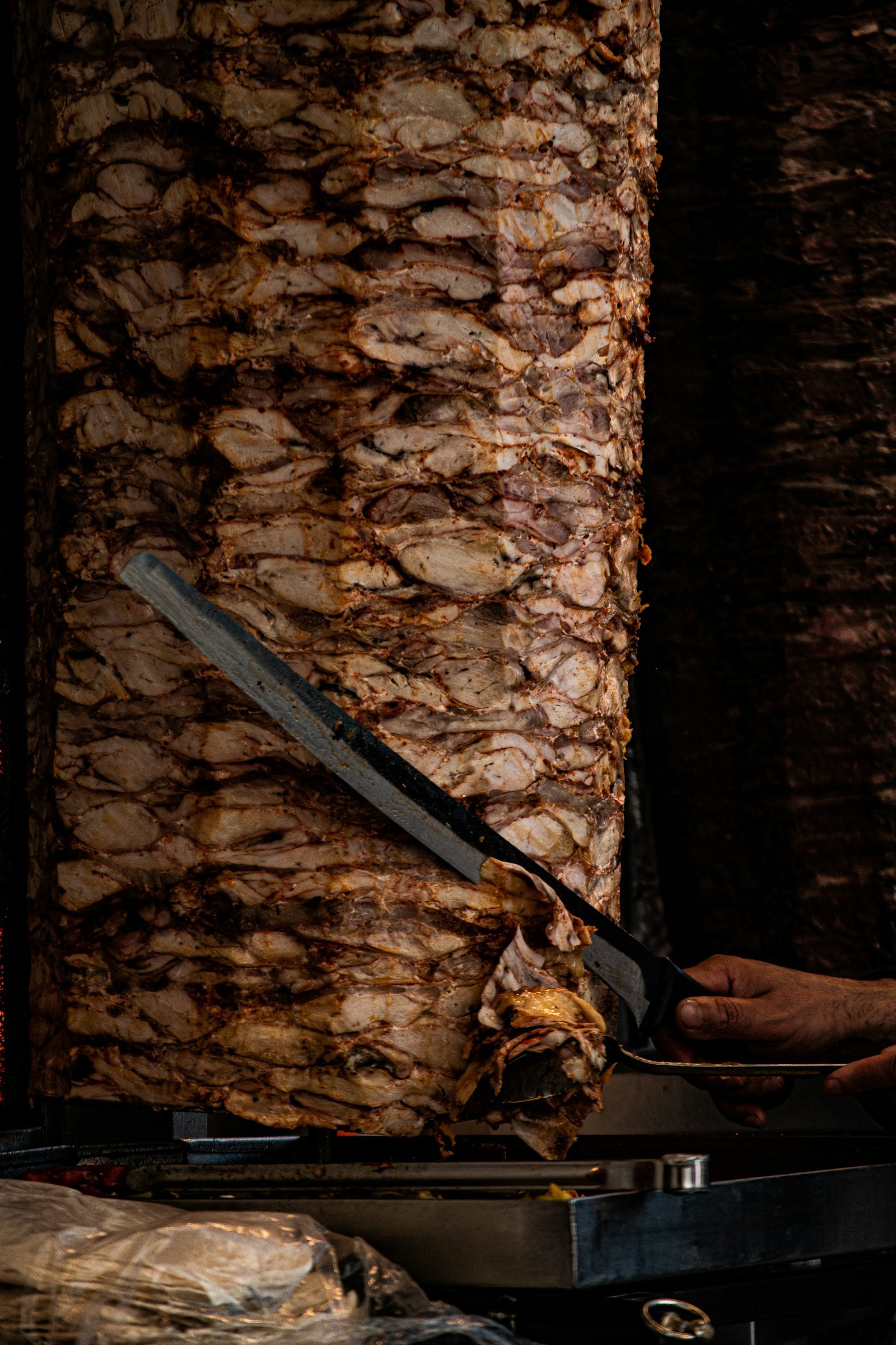 Asador vertical de shawarma cortado a cuchillo