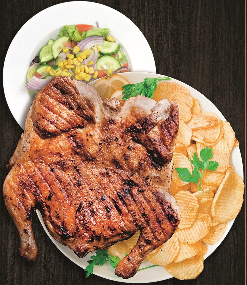 Pollo al carbón con patatas y ensalada
